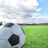サッカーボールと芝